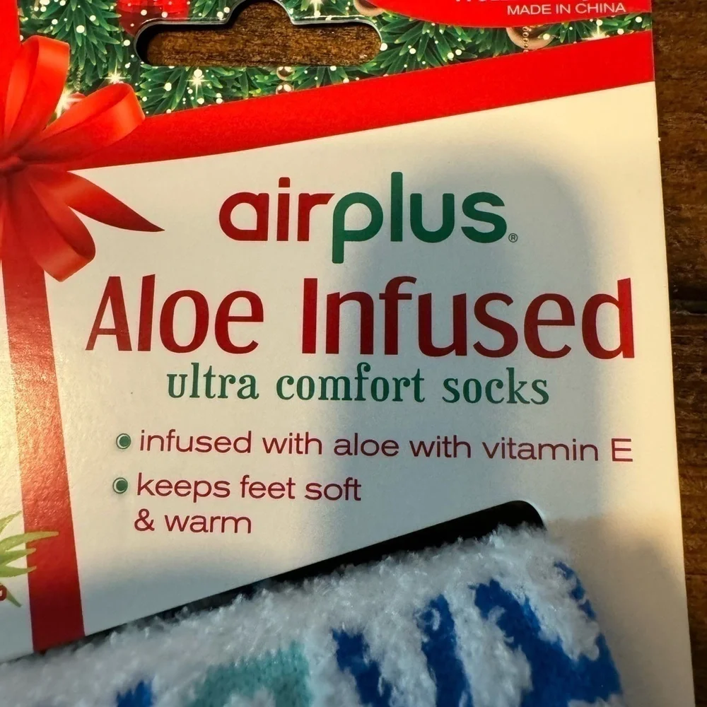 2 PAIRS AIR PLUS ALOE INFUSED FUZZY SOCKS NWT SIZE 5-11